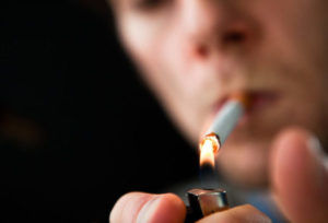Долго курение является одним из причин появления двухсторонней пневмонии 