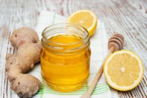Корень имбиря с лимоном и медом хорошо употреблять при сухом кашле
