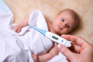 При пневмонии у маленьких детей повышается температура тела 