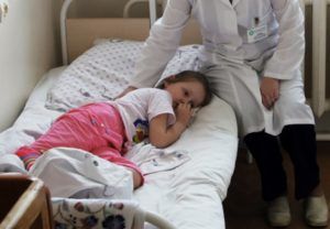 Детей сразу госпитализируют при обнаружении пневмонии 