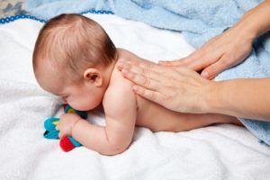 Детям до года чаще всего назначаются мази от кашля обладающими согревающим эффектом 