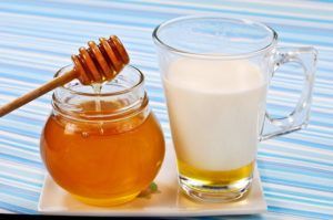 Молоко с медом для лечения кашля при простуде 