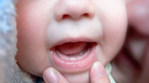 При прорезании зубов может возникнуть утренний кашель