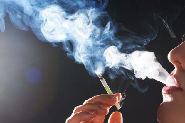 Табачный дым может вызвать кашель 