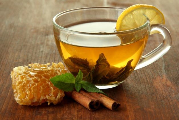 Травяной чай с лимоном и медом