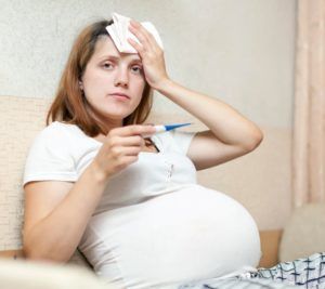 Тяжелая беременность является причиной развития пневмонии у ребенка