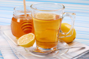 Употреблять лимон и мед для профилактики кашля 