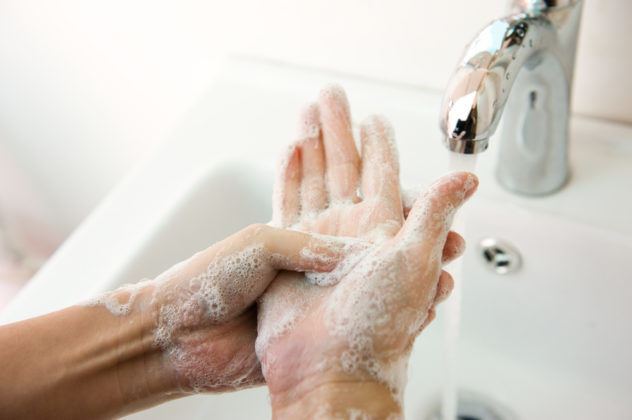 После нанесения мази нужно вымыть руки с мылом 