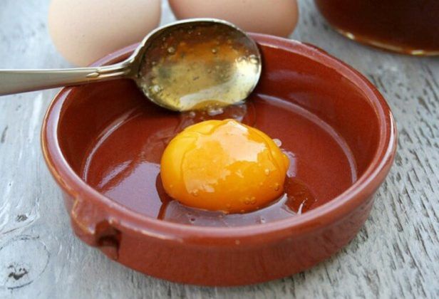 Яйцо с медом при лечении кашля 